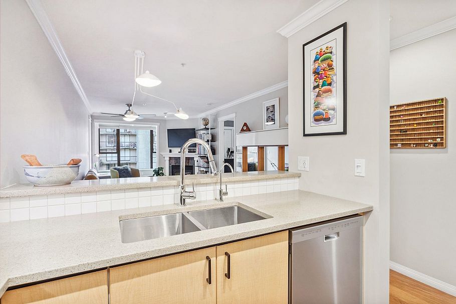 206 175 E 10th Street North Vancouver, BC - 10
