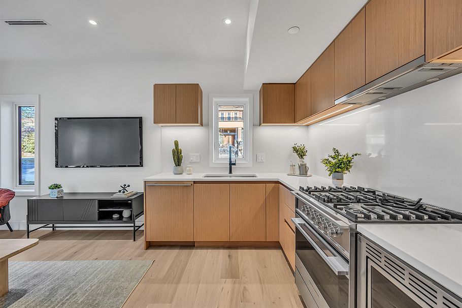 1008 W 52nd Avenue Vancouver, BC - 2