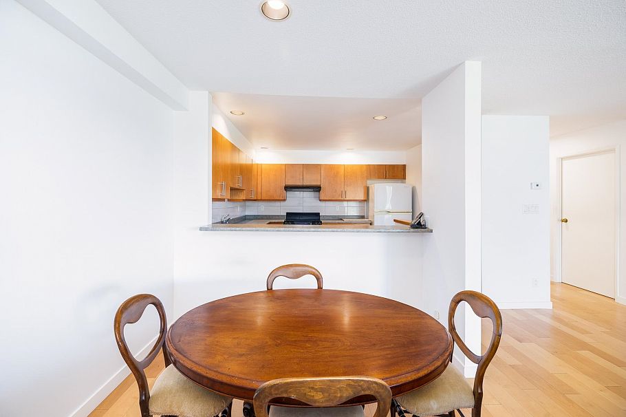 1206 33 Chesterfield Place North Vancouver, BC - 23