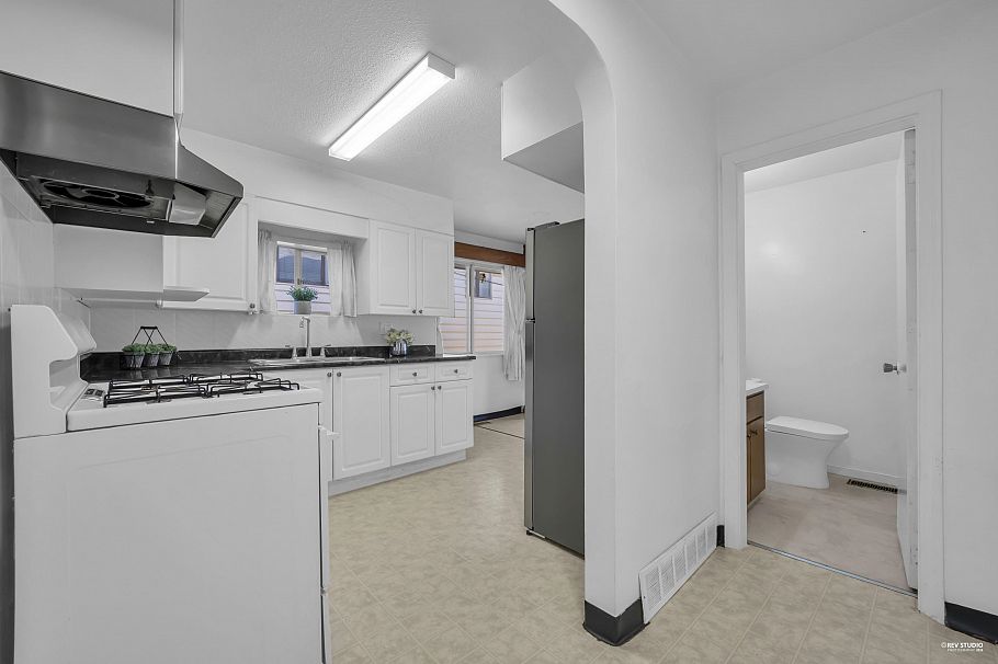 3006 E 27th Avenue Vancouver, BC - 9