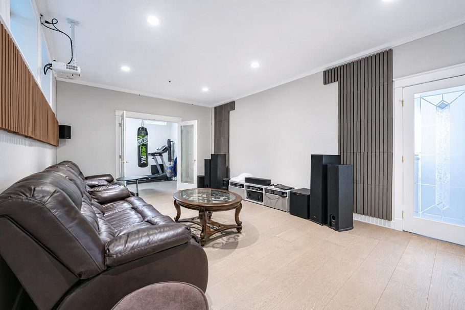 2374 W 35th Avenue Vancouver, BC - 35