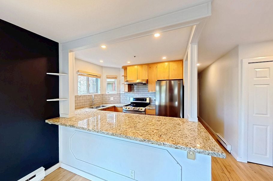 201 1868 W 8th Avenue Vancouver, BC - 1