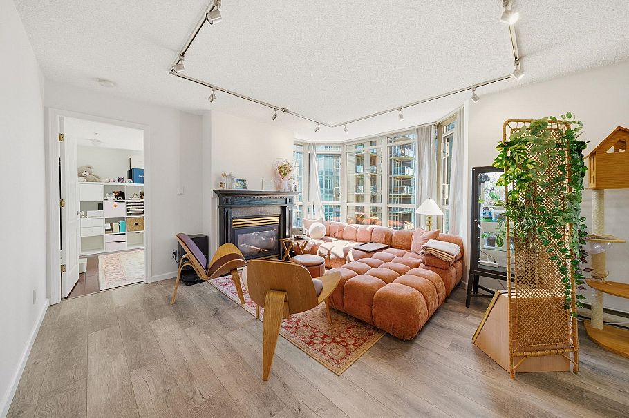 1705 867 Hamilton Street Vancouver, BC - 2