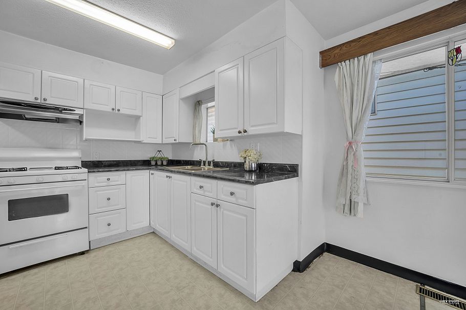 3006 E 27th Avenue Vancouver, BC - 12