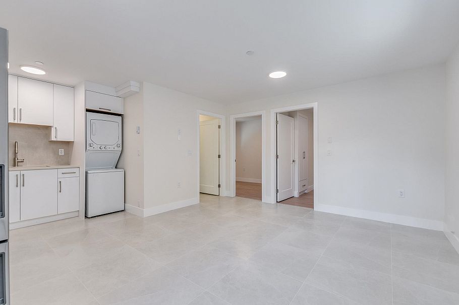 1 2943 E 44th Avenue Vancouver, BC - 25