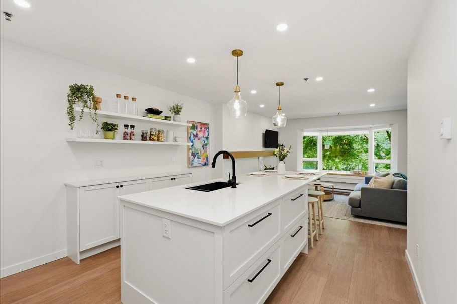 207 1925 W 2nd Avenue Vancouver, BC - 1