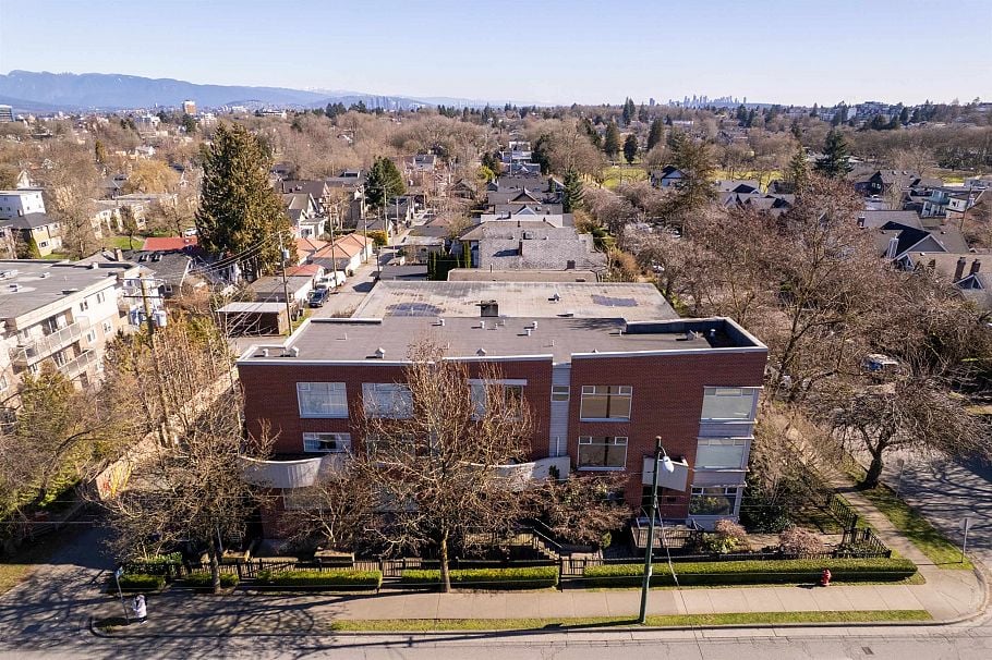 999 W 20th Avenue Vancouver, BC - 1