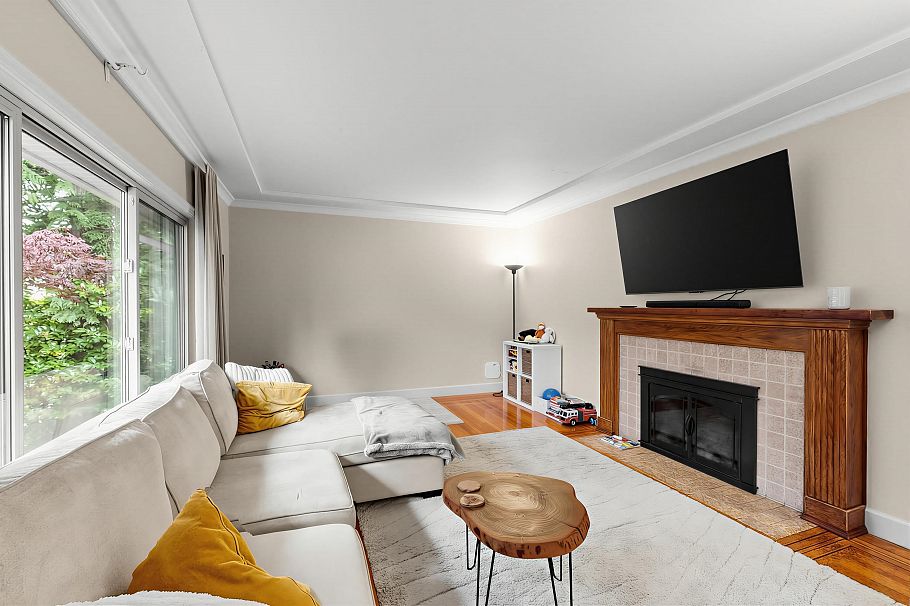 1095 E 29th Street North Vancouver, BC - 2