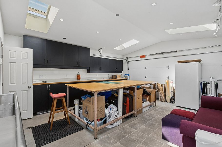 1678 Dempsey Road North Vancouver, BC - 30