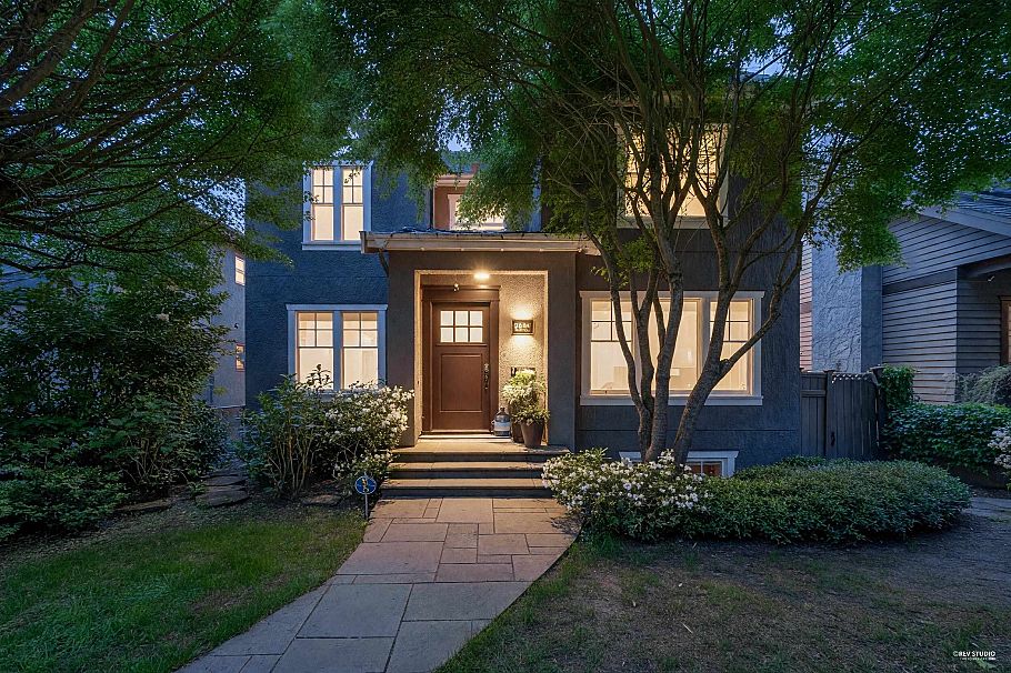 2540 W 45th Avenue Vancouver, BC - 1