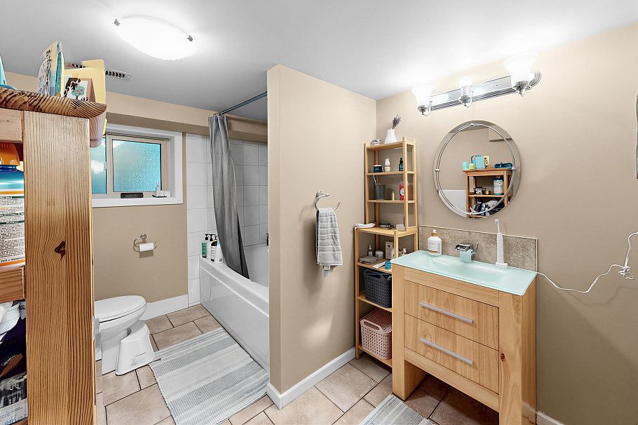 1095 E 29th Street North Vancouver, BC - 13