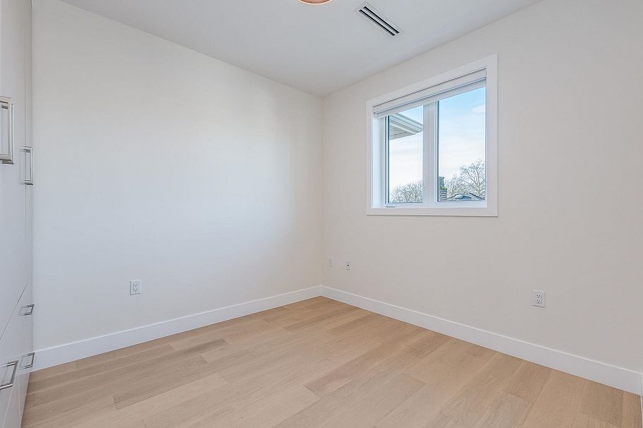 1 2945 E 44th Avenue Vancouver, BC - 23
