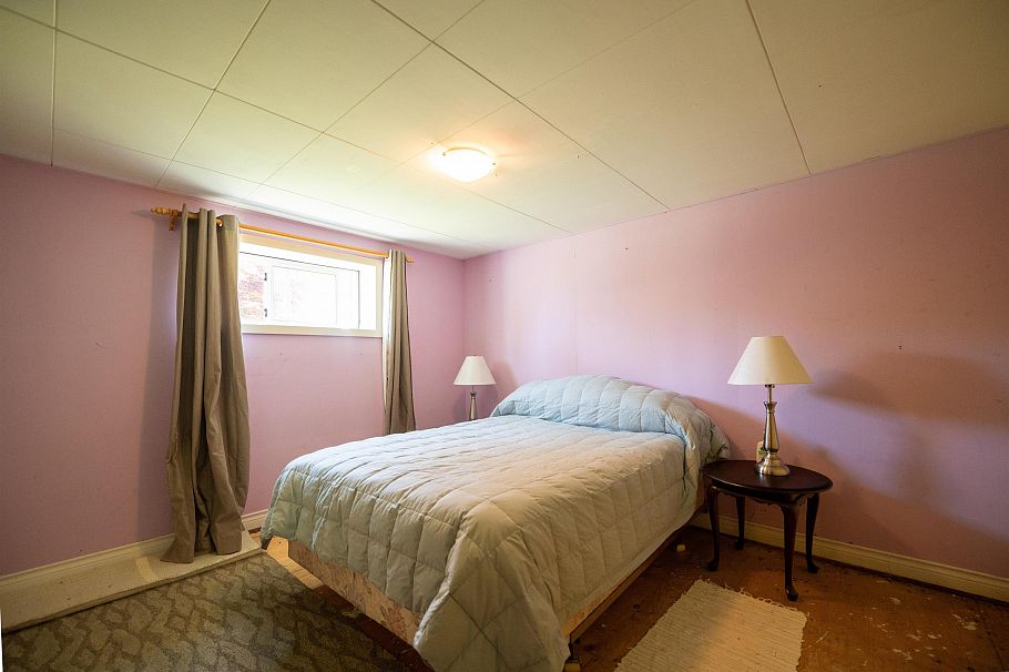893 Friar Crescent North Vancouver, BC - 25