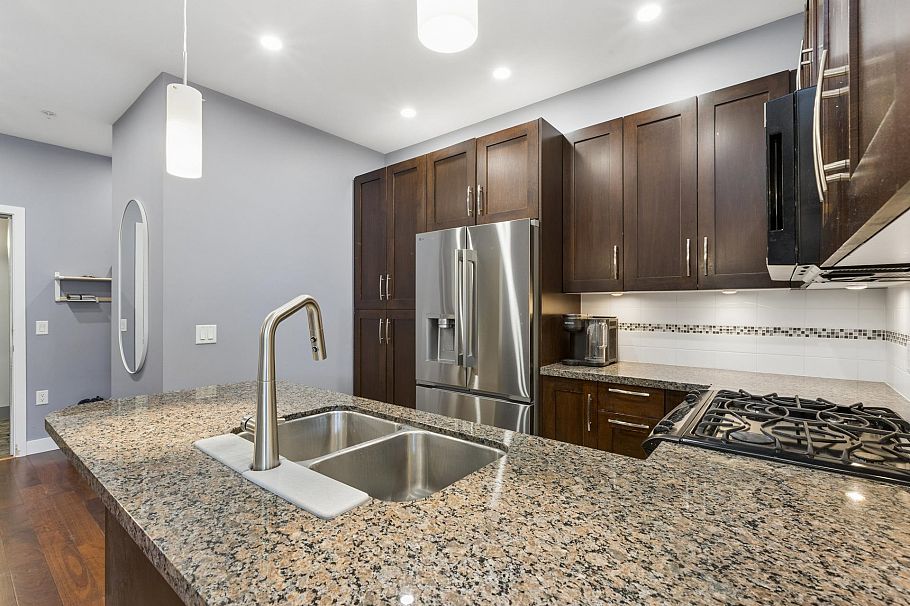 303 116 W 23rd Street North Vancouver, BC - 10