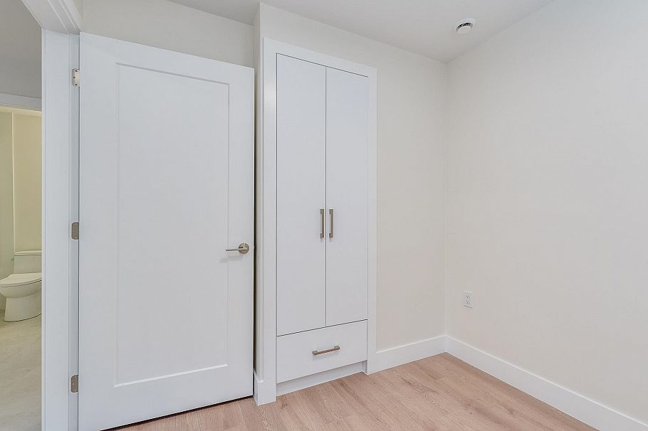 1 2943 E 44th Avenue Vancouver, BC - 31