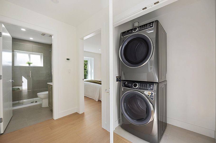 1 2447 E 41 Avenue Vancouver, BC - 13