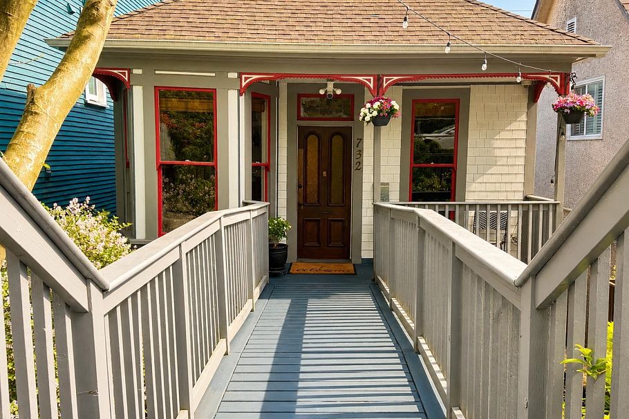 732 E Pender Street Vancouver, BC - 1