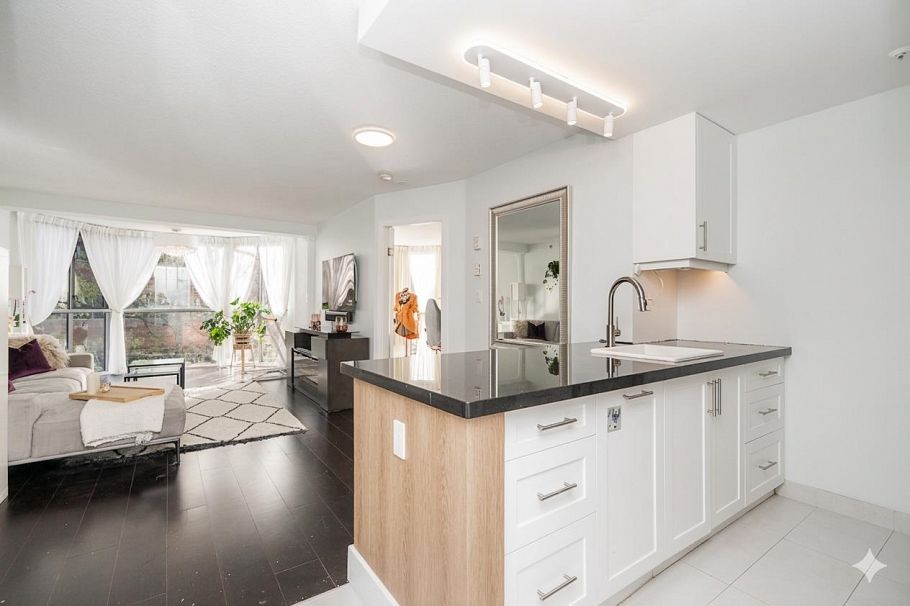 403 811 Helmcken Street Vancouver, BC - 3