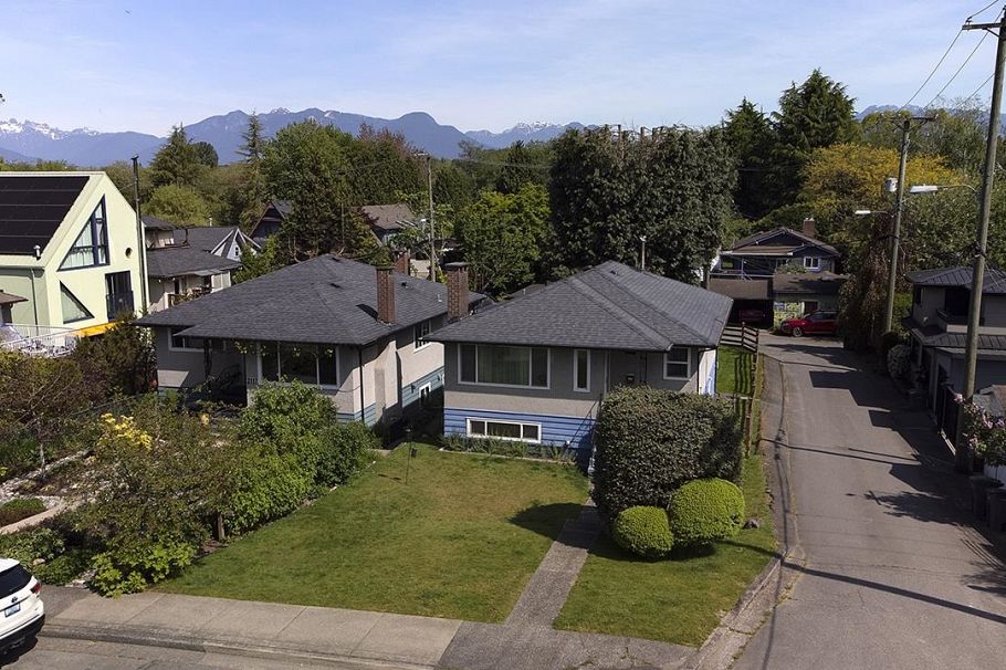 2137 20th Avenue Vancouver, BC - 4