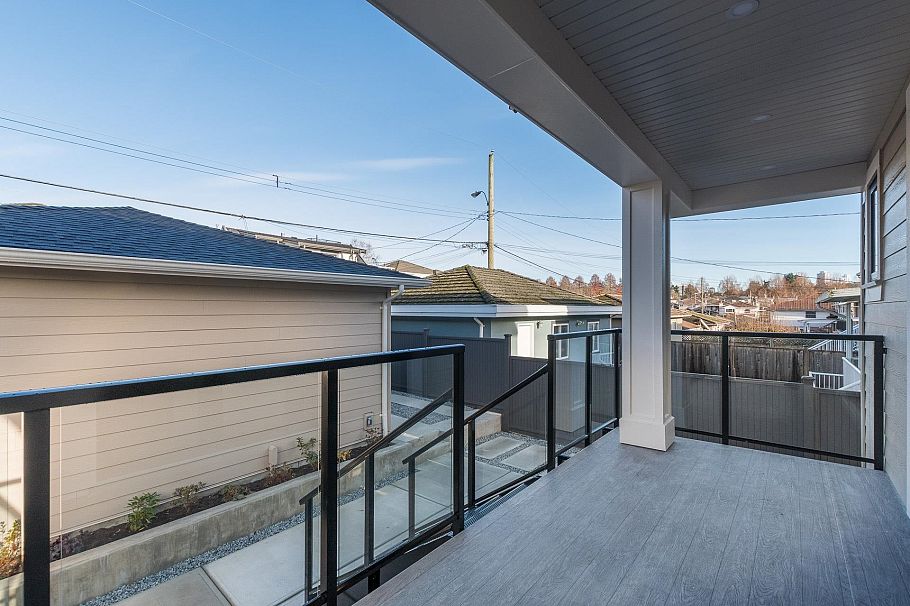 1 2945 E 44th Avenue Vancouver, BC - 35