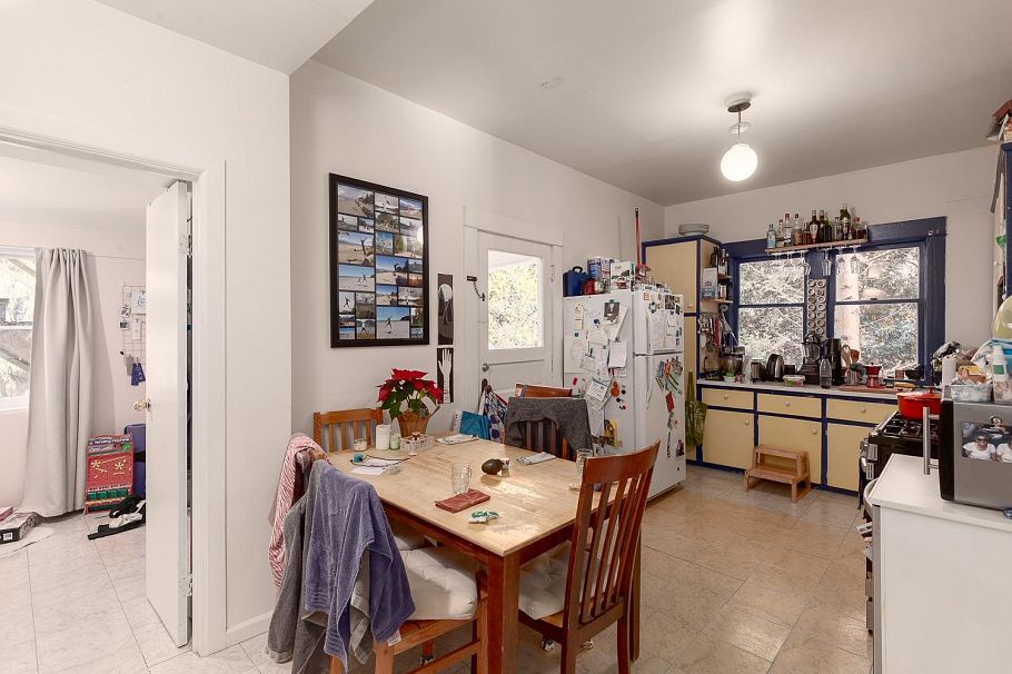 2483 W 6th Avenue Vancouver, BC - 4