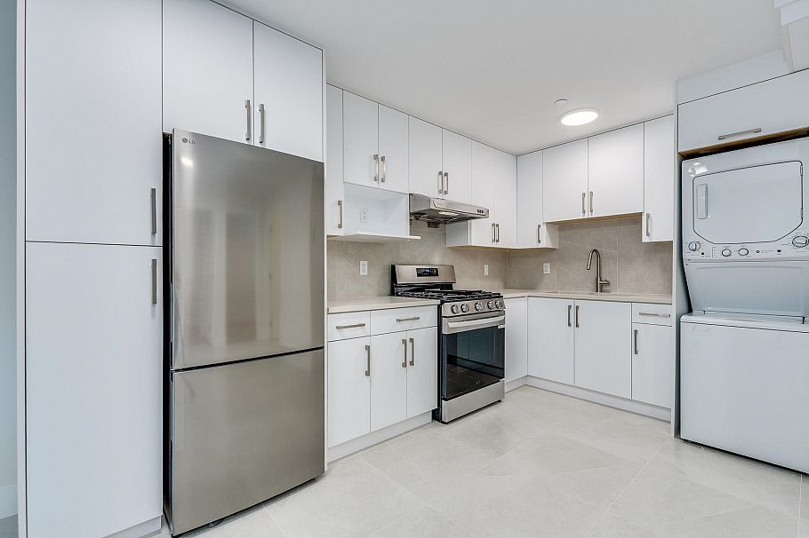 1 2943 E 44th Avenue Vancouver, BC - 27