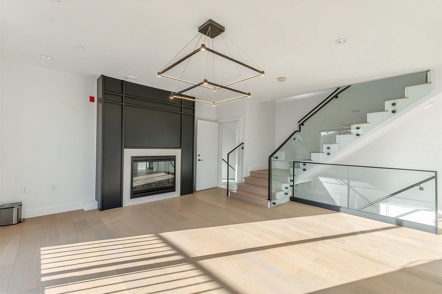 7359 Oak Street Vancouver, BC - 2