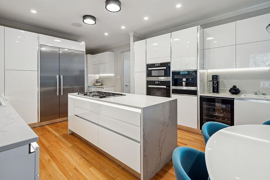 3823 Michener Way North Vancouver, BC - 2