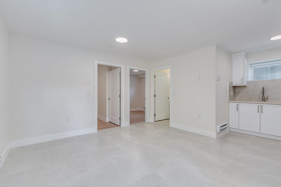 1 2945 E 44th Avenue Vancouver, BC - 26