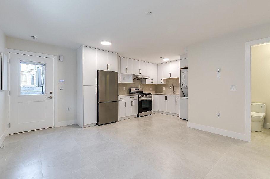 1 2943 E 44th Avenue Vancouver, BC - 26