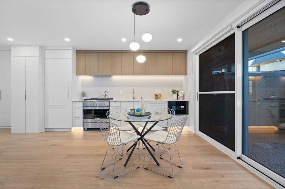 1137 W 33rd Avenue Vancouver, BC - 2
