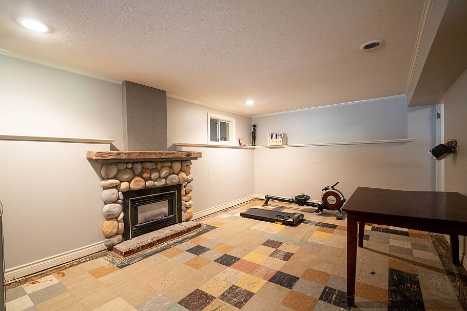 893 Friar Crescent North Vancouver, BC - 20