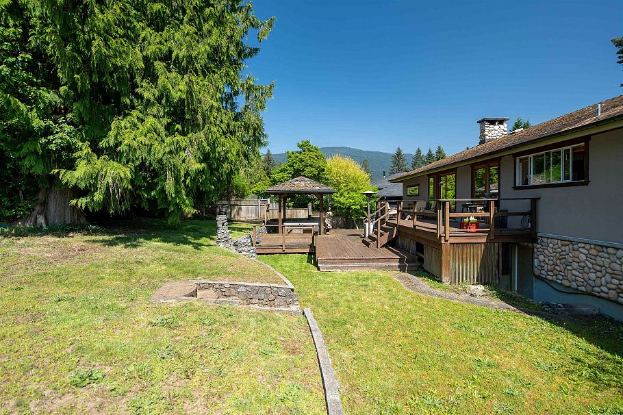 893 Friar Crescent North Vancouver, BC - 32