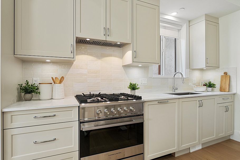 1 2447 E 41 Avenue Vancouver, BC - 4