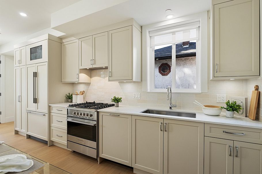 1 2447 E 41 Avenue Vancouver, BC - 3