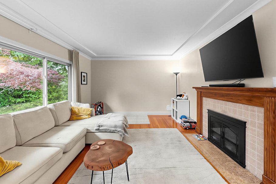 1095 E 29th Street North Vancouver, BC - 1