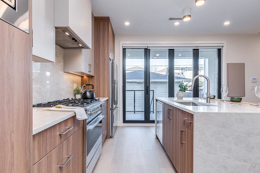 1 2945 E 44th Avenue Vancouver, BC - 13