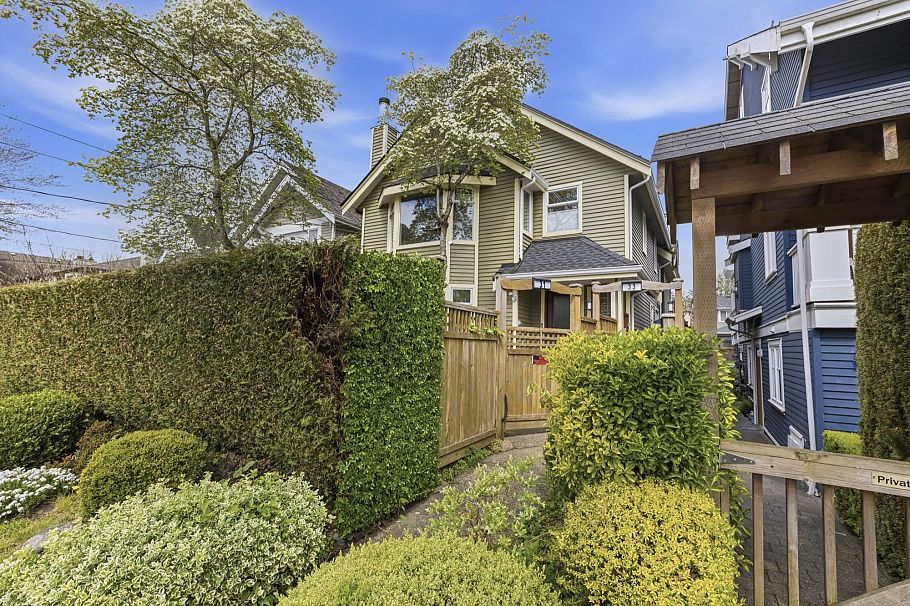 31 W 15th Avenue Vancouver, BC - 2