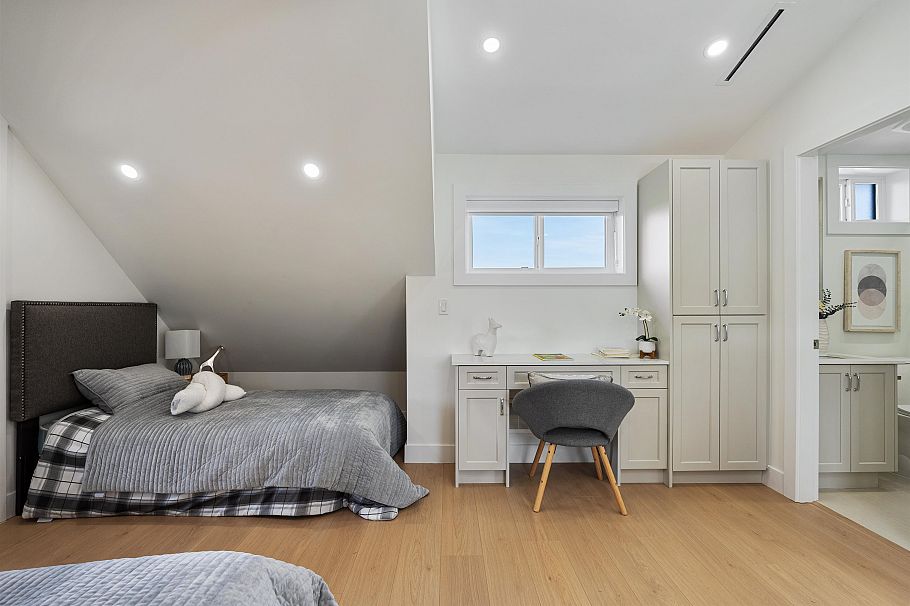 1 2447 E 41 Avenue Vancouver, BC - 16