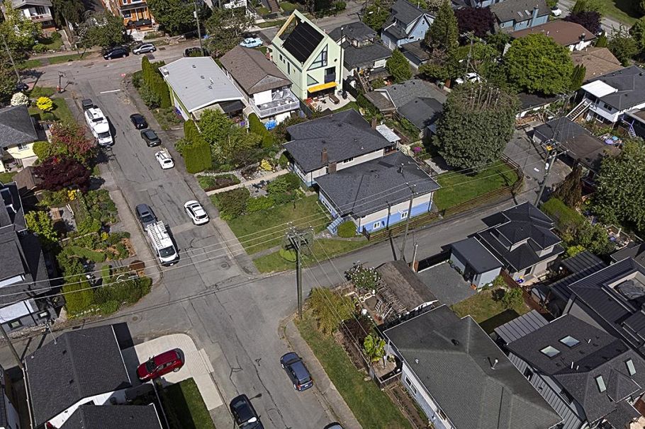 2137 20th Avenue Vancouver, BC - 1