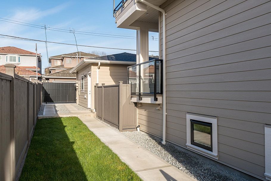 1 2943 E 44th Avenue Vancouver, BC - 33