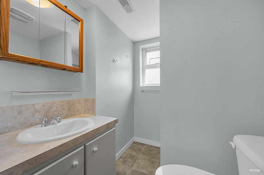 4249 Barker Avenue Burnaby, BC - 28