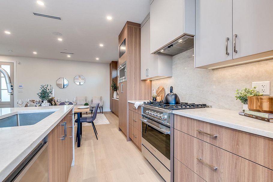 1 2945 E 44th Avenue Vancouver, BC - 11
