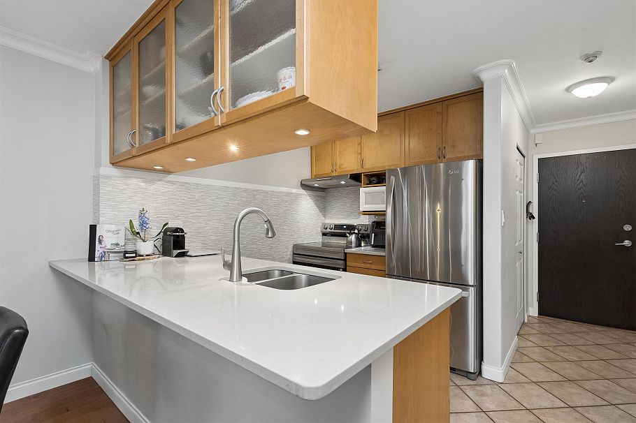 303 1508 Mariner Walk Vancouver, BC - 2