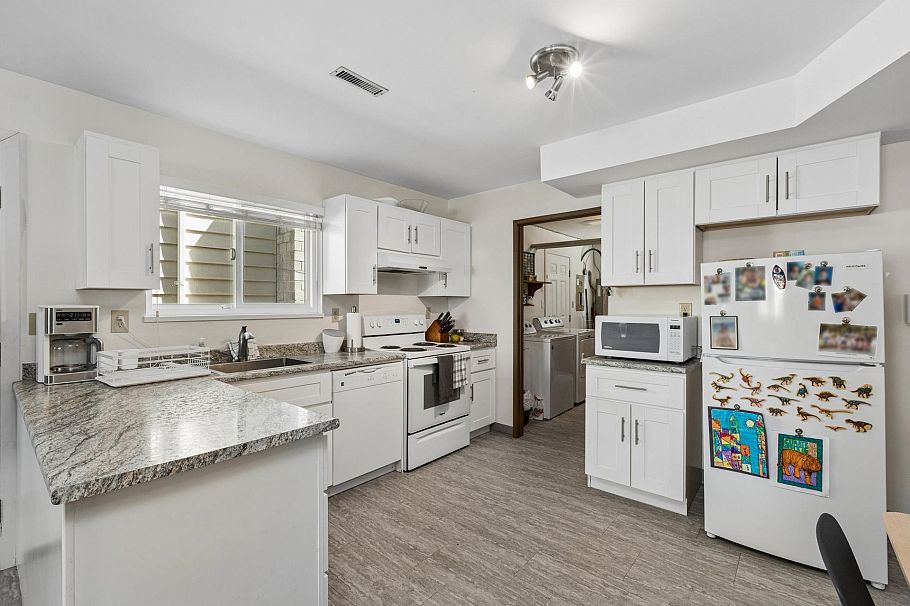 1678 Dempsey Road North Vancouver, BC - 24