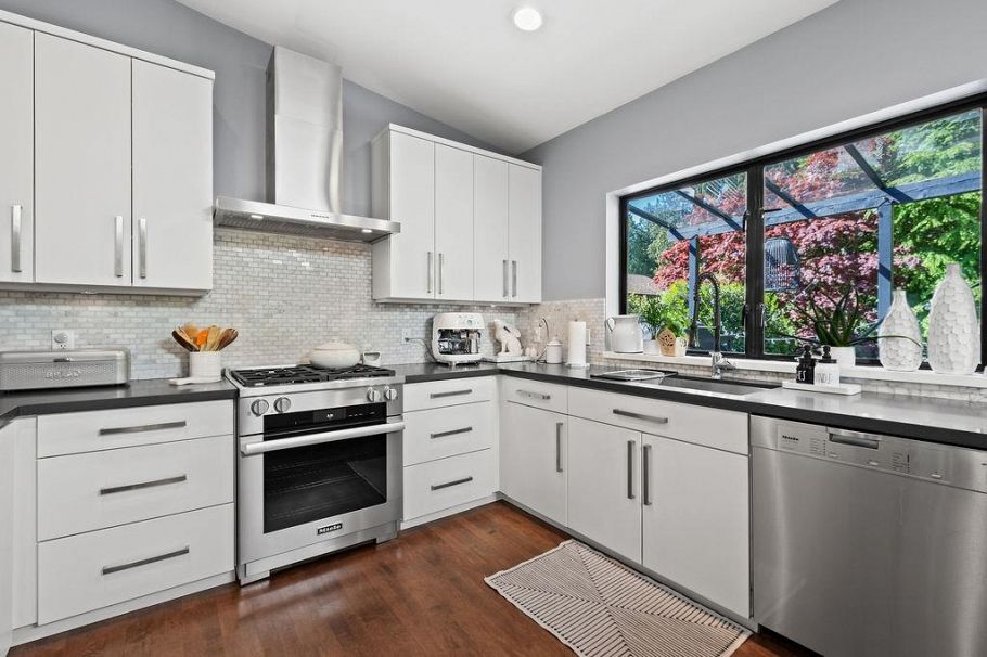 1098 Linnae Avenue North Vancouver, BC - 9