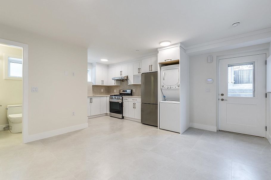 1 2945 E 44th Avenue Vancouver, BC - 27