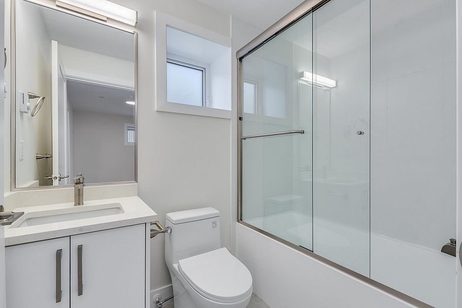 1 2945 E 44th Avenue Vancouver, BC - 29