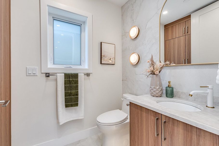 1 2945 E 44th Avenue Vancouver, BC - 15