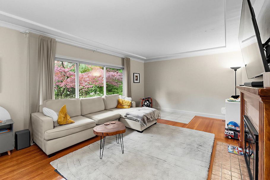 1095 E 29th Street North Vancouver, BC - 3